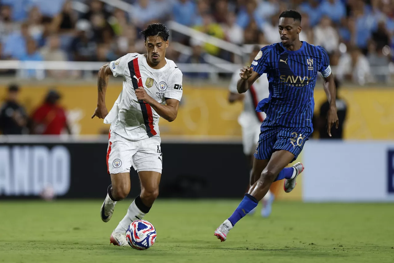 Tijjani Reijnders (M. City) y Mohamed Kanno (Al Hilal), en el Mundial de Clubes 2025