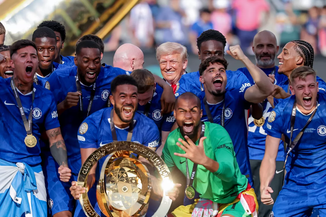 La plantilla del Chelsea, levantando el trofeo del Mundial de Clubes 2025