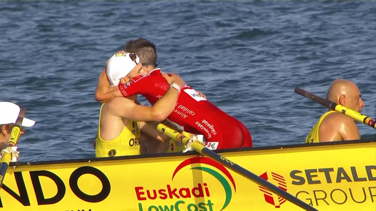 Remeros de Orio, abrazándose. Foto: EITB