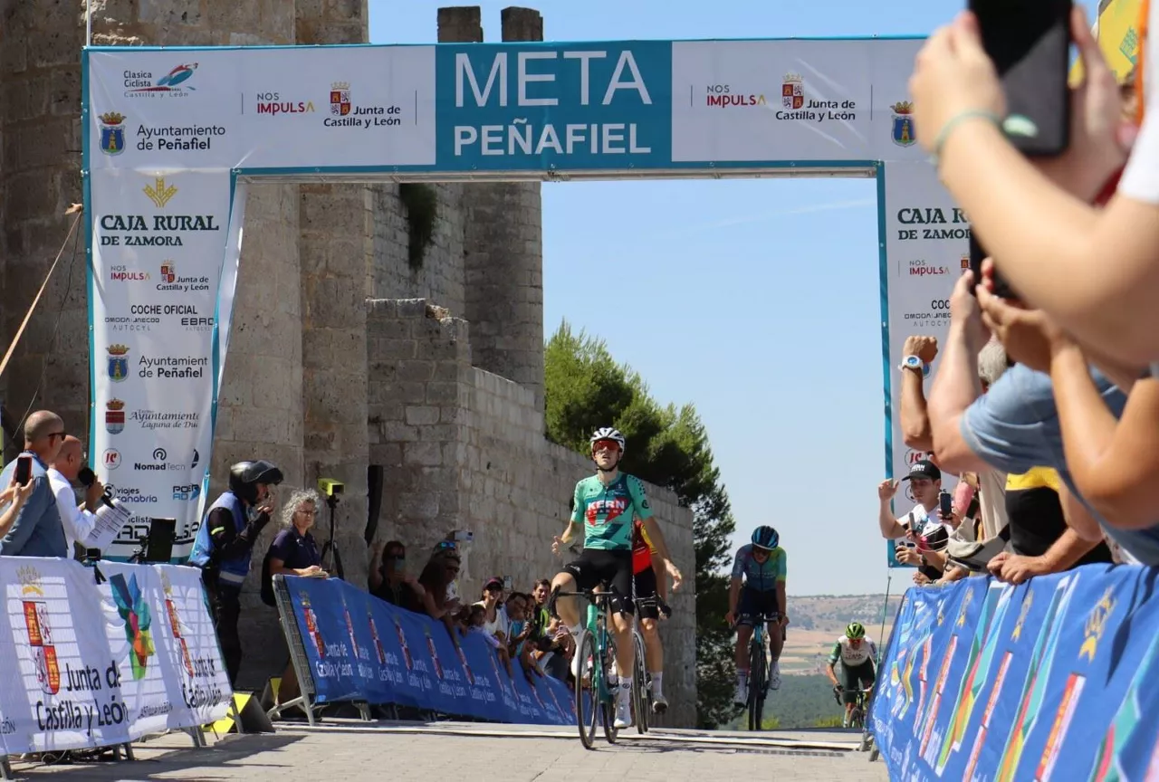 Haimar Etxeberria, entrando en meta. Foto: @VueltaCyL