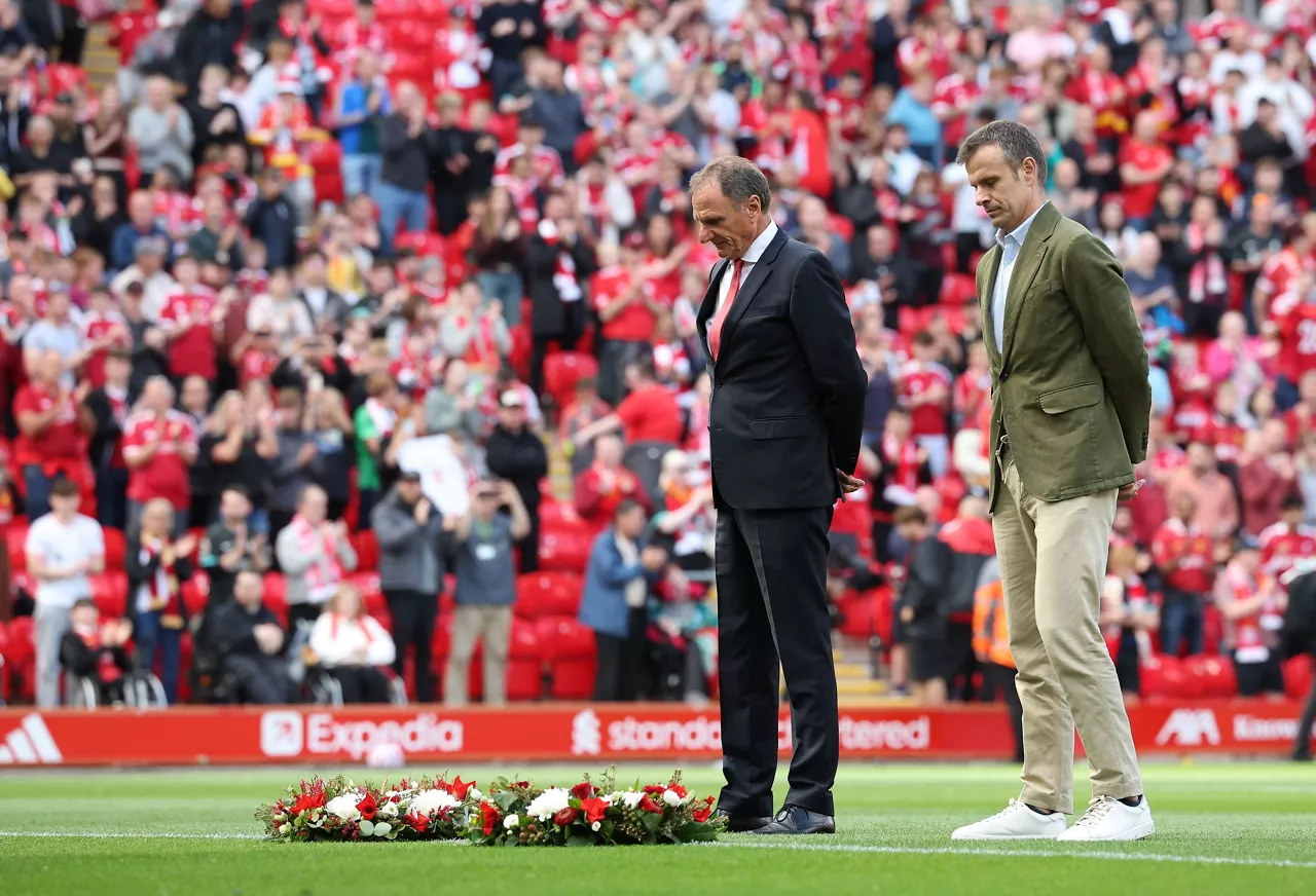 Phil_Thompson_jon_uriarte_liverpool_athletic_homenaje_diogo_jota_anfield_EFE