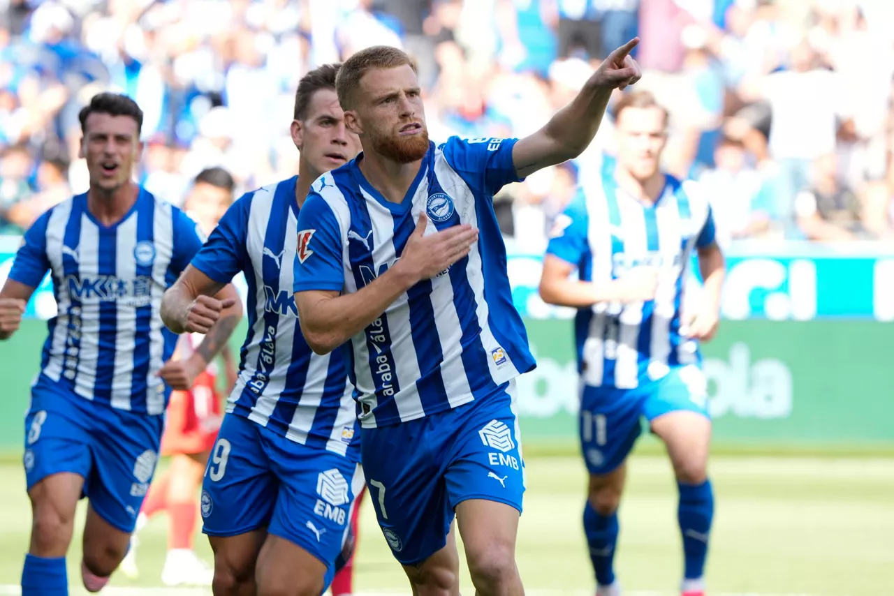 Carlos Vicente gola ospatzen Alaves - Atletico