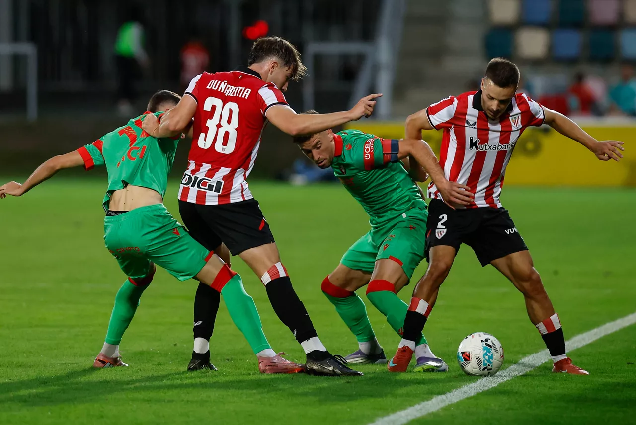 Rojillos y rojiblancos pugnan por un balón en la Euskal Herria Txapela. Foto: EFE