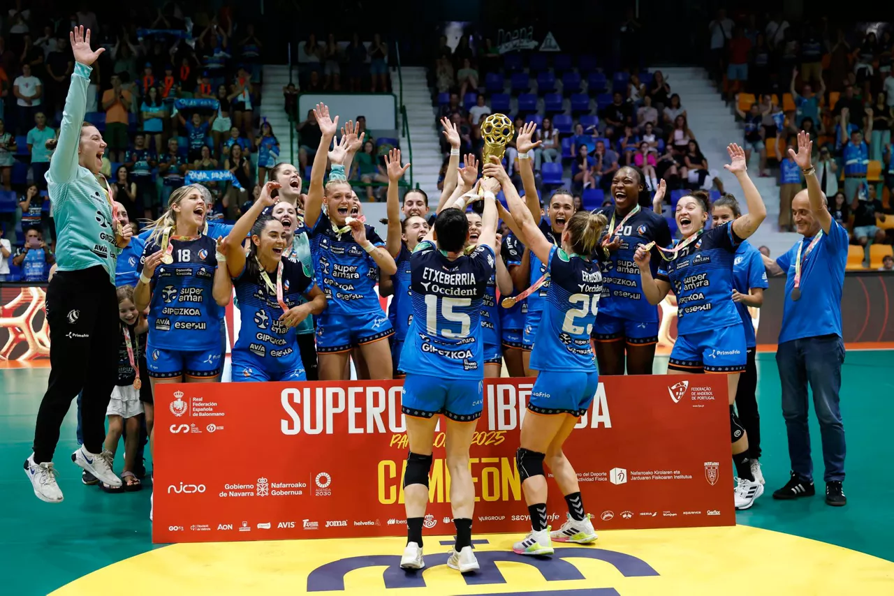 Las jugadoras del Bera Bera levantan la Supercopa. Foto: EFE
