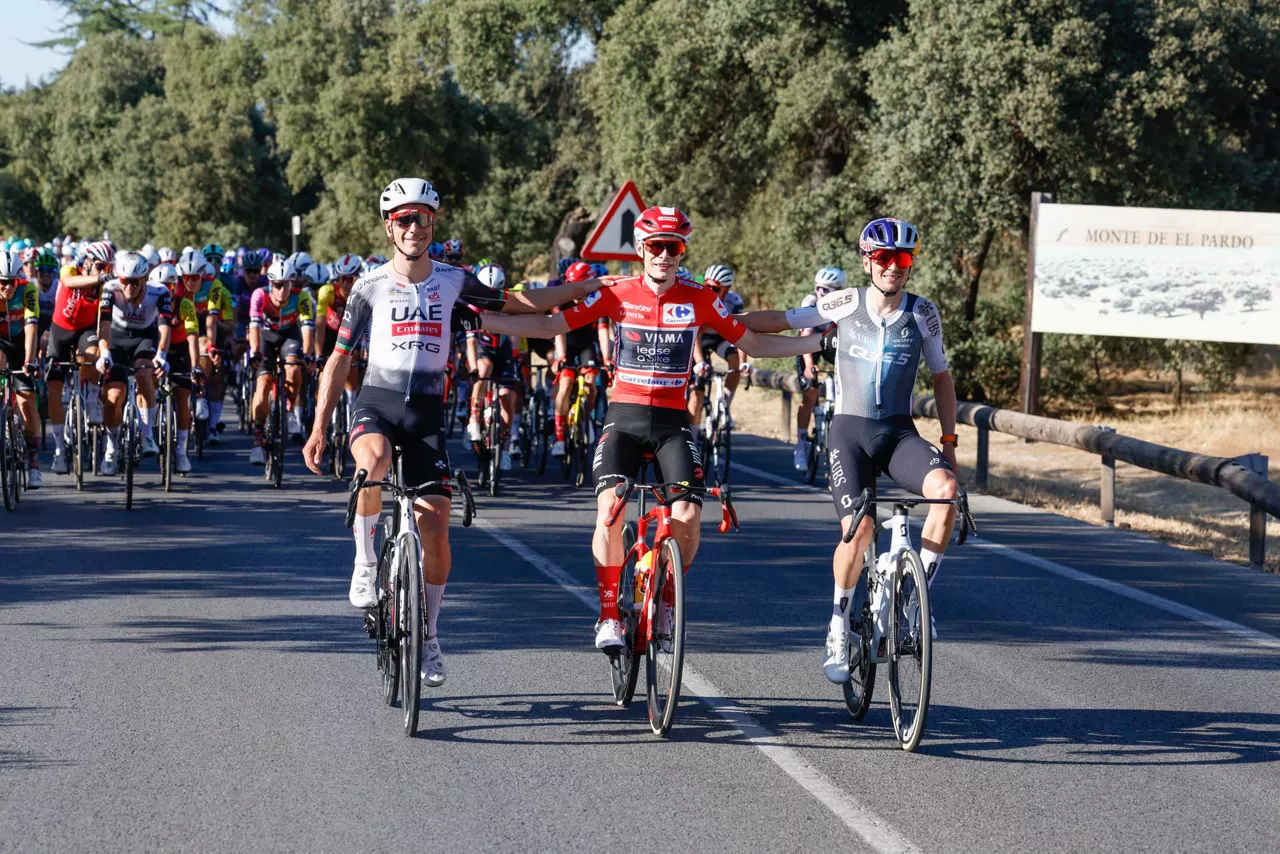 Joao Almeida, Jonas Vingegaard y Tom Pidcock al inicio de la última etapa. EFE