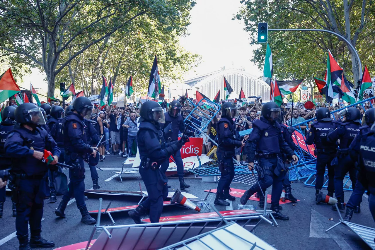 Protestak Espainiako Vuelta azken etapa Madril 