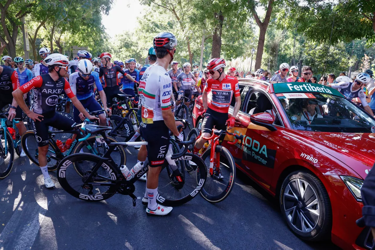 Momento en que la organización para la carrera. EFE