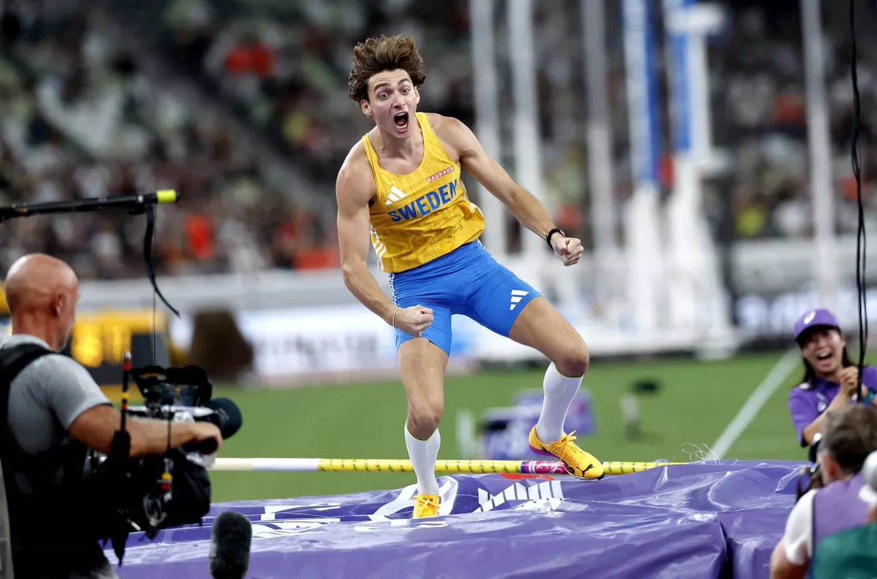 Duplantis celebra su nueva hazaña en Tokio (Japón). Foto: EFE