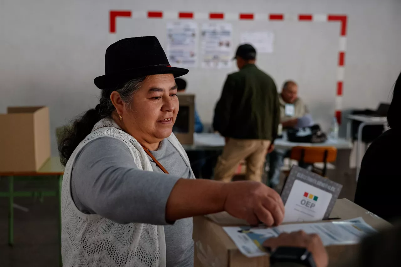 FOTODELDÍA - MADRID, 19/10/2025.- Bolivianos residentes en Madrid votan este domingo durante la segunda vuelta de las elecciones presidenciales de Bolivia en un colegio electoral de Madrid. EFE/Daniel González

