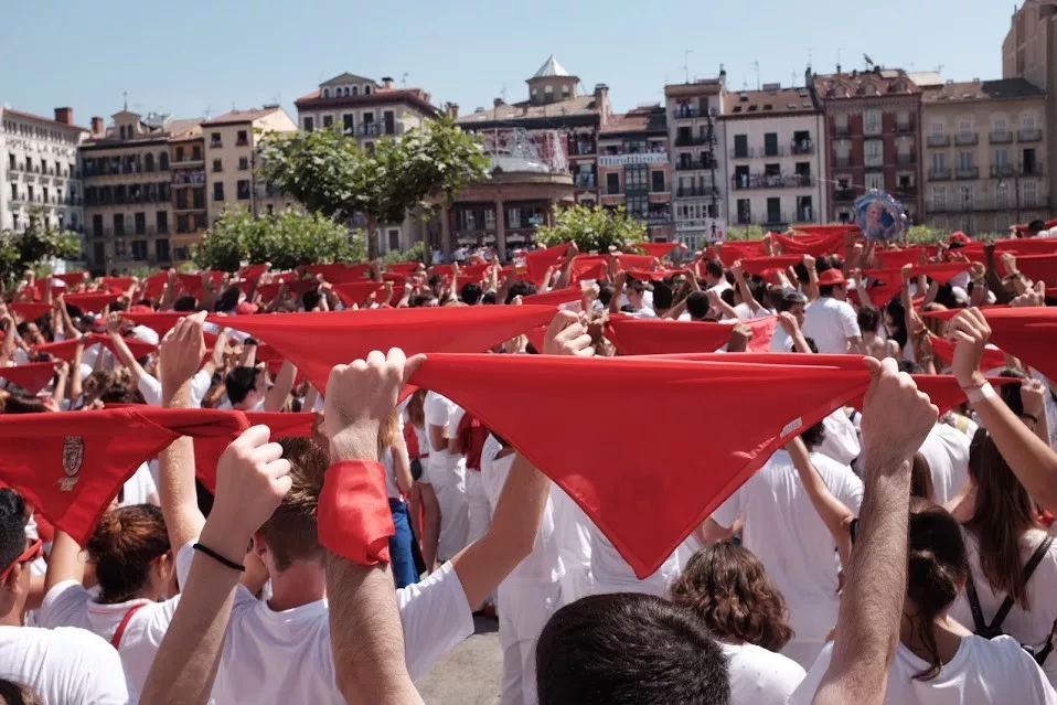 Pañuelicos rojos al aire, en sanfermines