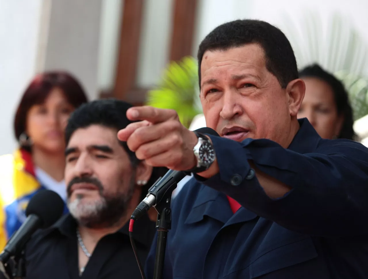 El presidente de Venezuela, Hugo Chávez acompañado de Diego Armando Maradona