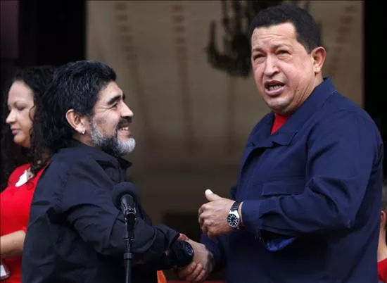 El presidente de Venezuela, Hugo Chávez, saluda ayer a Diego Armando Maradona