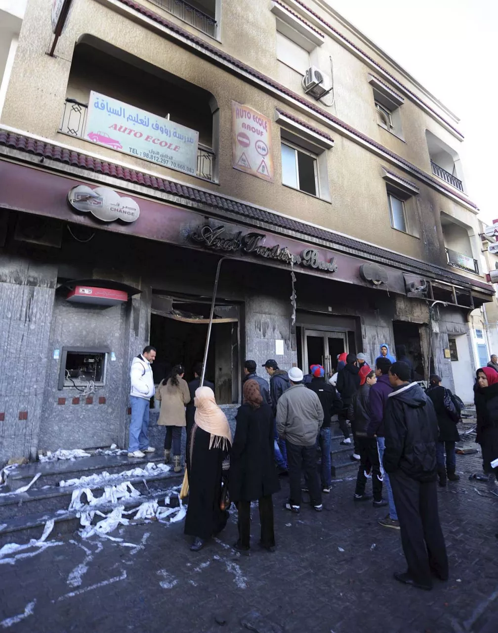 Manifestantes tunecinos queman una sucursal bancaria
