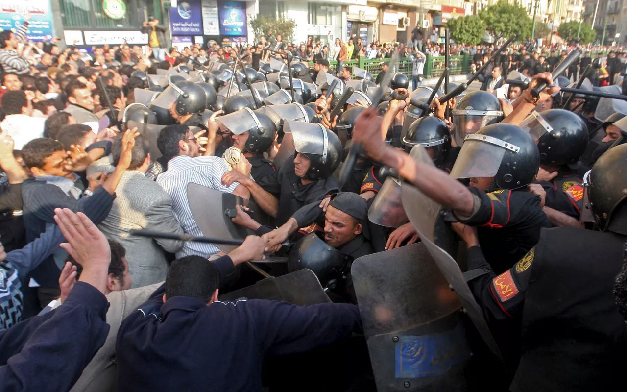 Poliziaren eta manifestarien arteko liskarrak Kairon