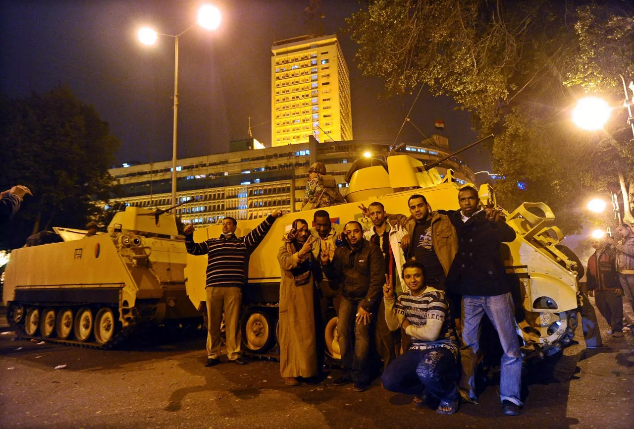 Hainbat manifestari garaipenaren ikurra egiten. Argazkia: EFE