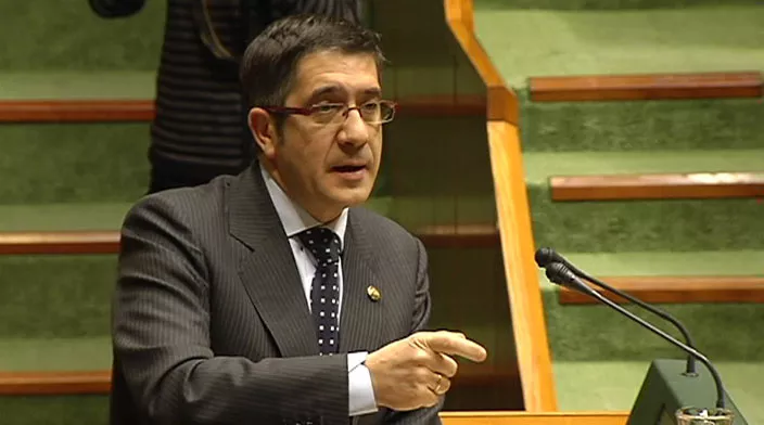 El lehendakari, Patxi López, durante la sesión de hoy. EFE