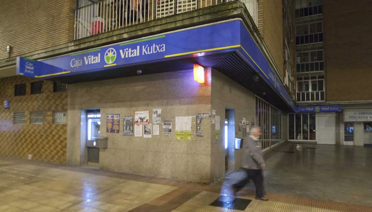Sucursal que ha sufrió el ataque ayer por la tarde en Vitoria-Gasteiz.