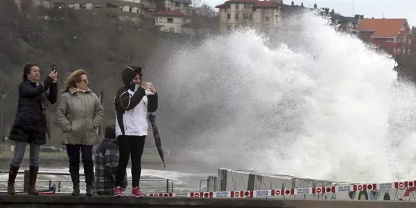 Denboralea euskal kostaldean. Argazkia: EFE.