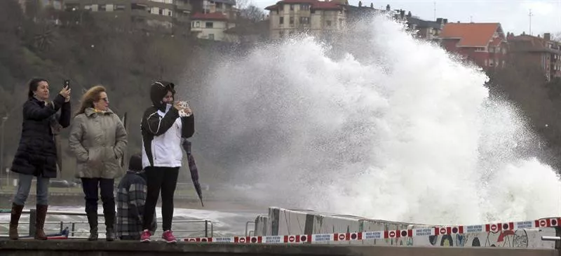 Temporal en la costa vasca. Foto: EFE.