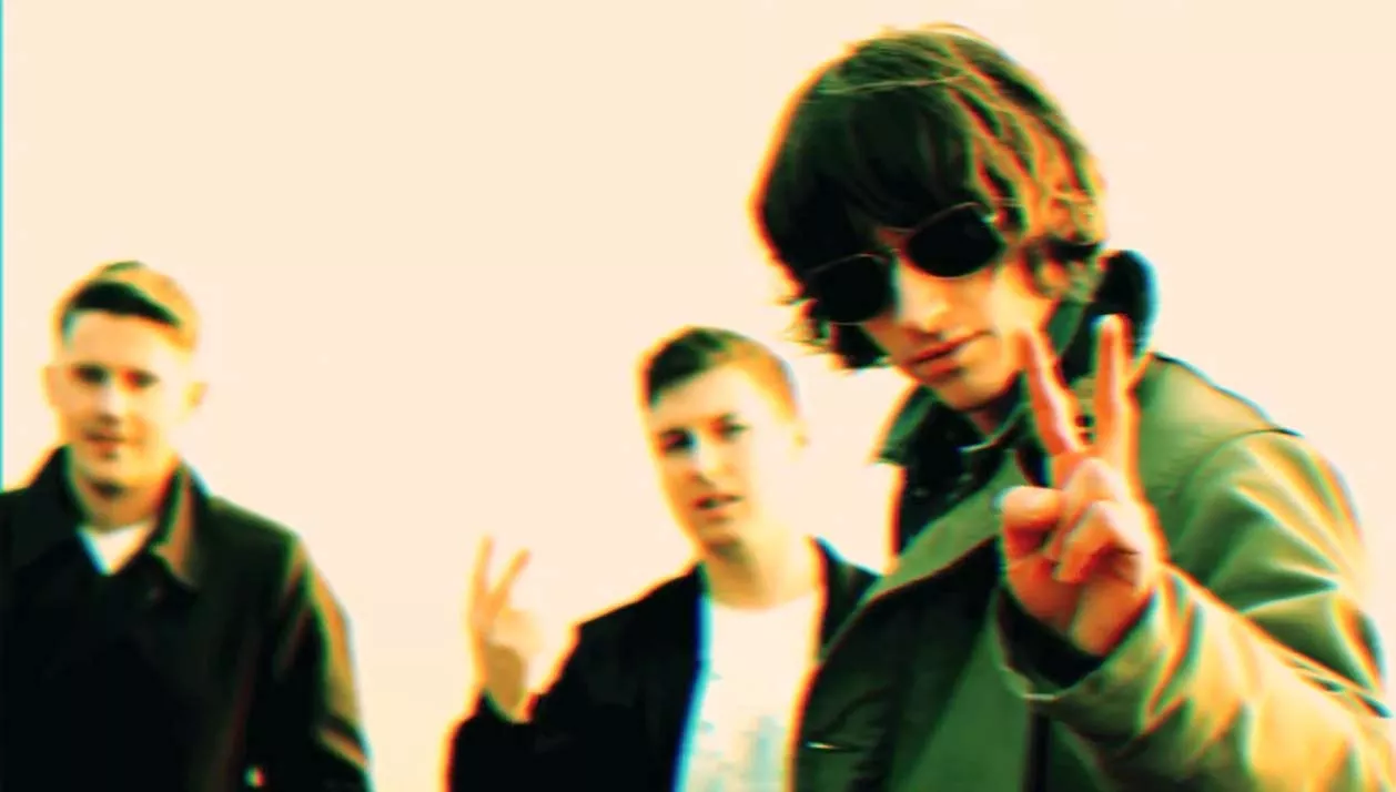 Arctic Monkeys "Don't sit down cause I've moved your chair'' Argazkia: Warner
