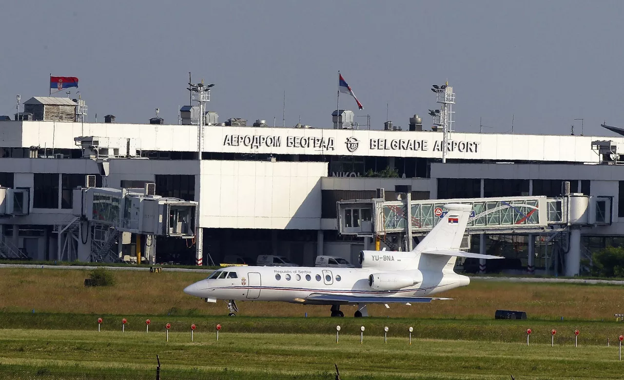 El avión en el que ha viajado Mladic a La Haya, en el Aeropuerto de Belgrado