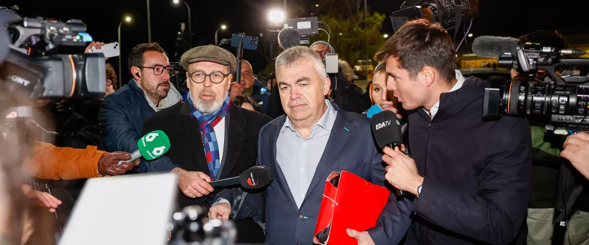 SOTO DEL REAL (MADRID), 19/11/2025.- El ex secretario de Organización del PSOE Santos Cerdán (c), junto a su abogado Jacobo Teijelo (c-i), ha salido pasadas las 19:15 horas de este miércoles de la cárcel de Soto del Real (Madrid), después de que el juez que lo investiga el Tribunal Supremo haya acordado su libertad tras pasar casi cinco meses en prisión preventiva. EFE/ Rodrigo Jiménez
