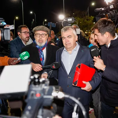 SOTO DEL REAL (MADRID), 19/11/2025.- El ex secretario de Organización del PSOE Santos Cerdán (c), junto a su abogado Jacobo Teijelo (c-i), ha salido pasadas las 19:15 horas de este miércoles de la cárcel de Soto del Real (Madrid), después de que el juez que lo investiga el Tribunal Supremo haya acordado su libertad tras pasar casi cinco meses en prisión preventiva. EFE/ Rodrigo Jiménez
