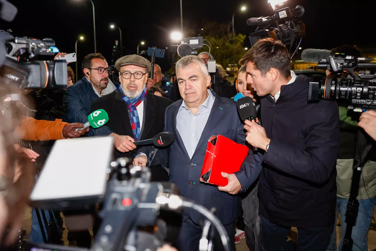 SOTO DEL REAL (MADRID), 19/11/2025.- El ex secretario de Organización del PSOE Santos Cerdán (c), junto a su abogado Jacobo Teijelo (c-i), ha salido pasadas las 19:15 horas de este miércoles de la cárcel de Soto del Real (Madrid), después de que el juez que lo investiga el Tribunal Supremo haya acordado su libertad tras pasar casi cinco meses en prisión preventiva. EFE/ Rodrigo Jiménez
