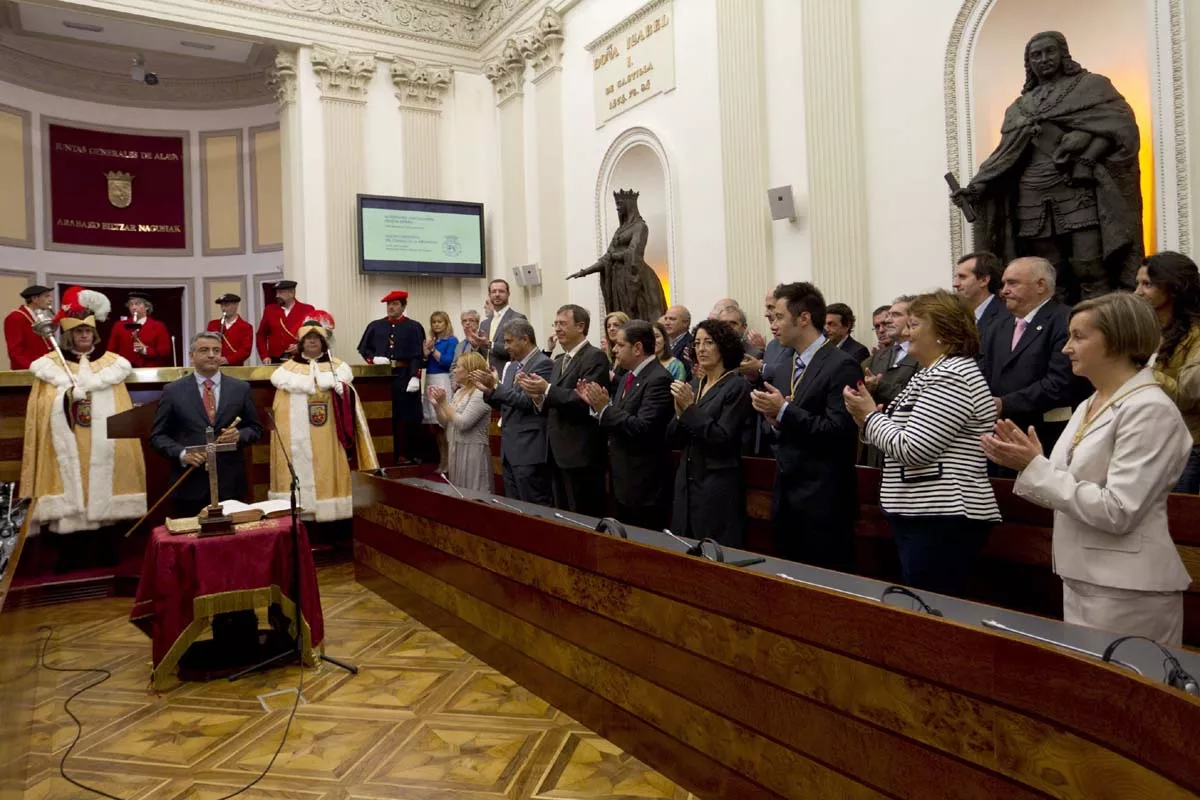 Los diputados del Gobierno foral de Araba tras la posesión de sus cargos. Foto: EFE