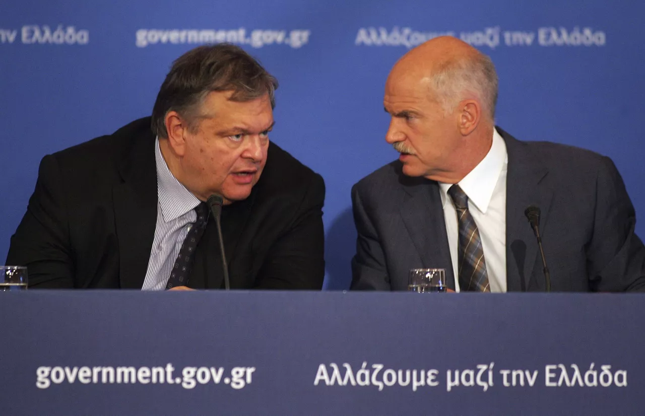 El ministro de Finanzas de Grecia, Evangelos Venizelos, junto a Yorgos Papandréu. Foto: Efe.