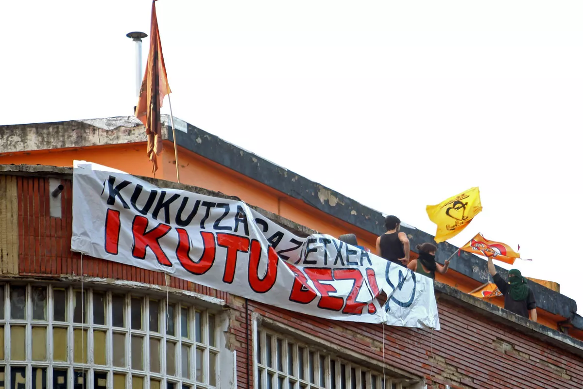 Ocupantes de Kukutza durante el desalojo.
