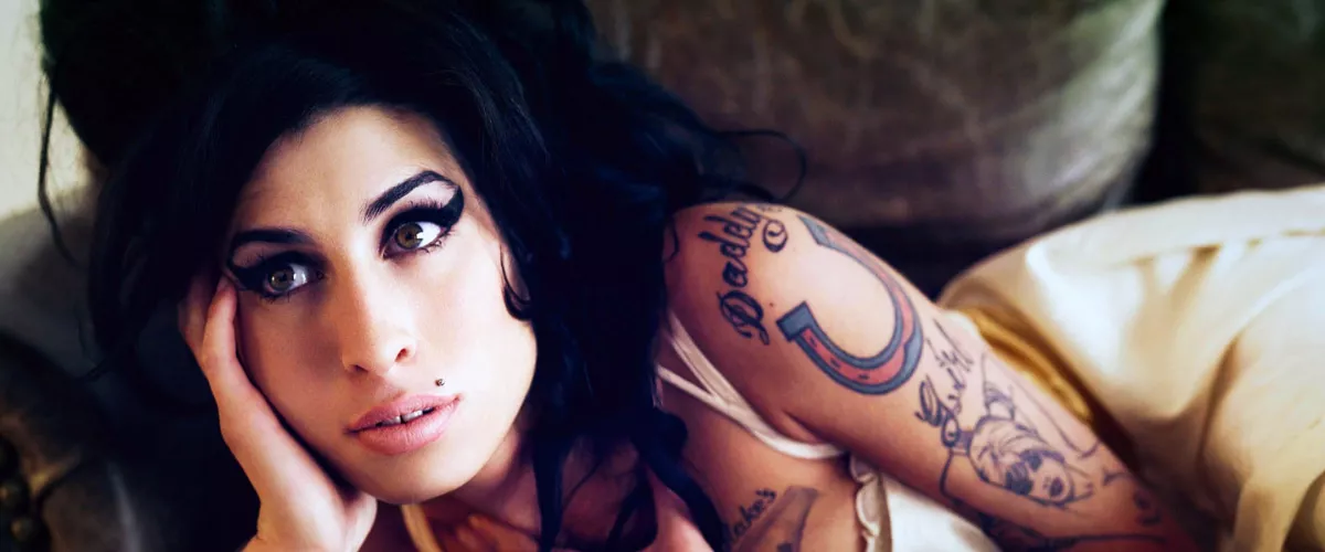 <img style="float:left;margin:5px;" src="http://10.126.2.21/media/images/2011/10/26/559343/559343_amywinehouse21_thumbnail.jpg"/><br/><strong>Amy Winehouse Argazkia: Universal</strong>