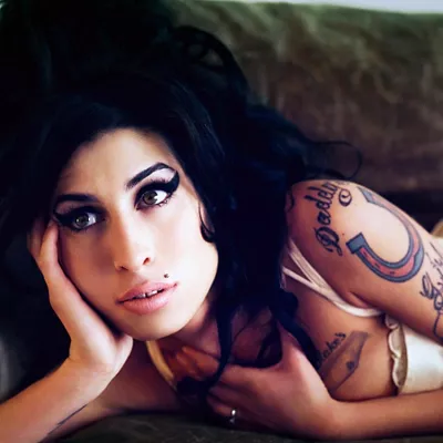 <img style="float:left;margin:5px;" src="http://10.126.2.21/media/images/2011/10/26/559343/559343_amywinehouse21_thumbnail.jpg"/><br/><strong>Amy Winehouse Argazkia: Universal</strong>