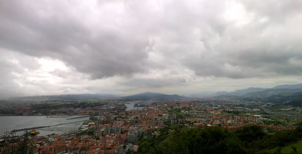 Por la mañana nubes bajas ocn algún chubasco Santurtzi Alberto Zorrilla