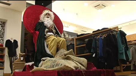 Un hombre trabaja de rey mago en una tienda. Foto: EITB