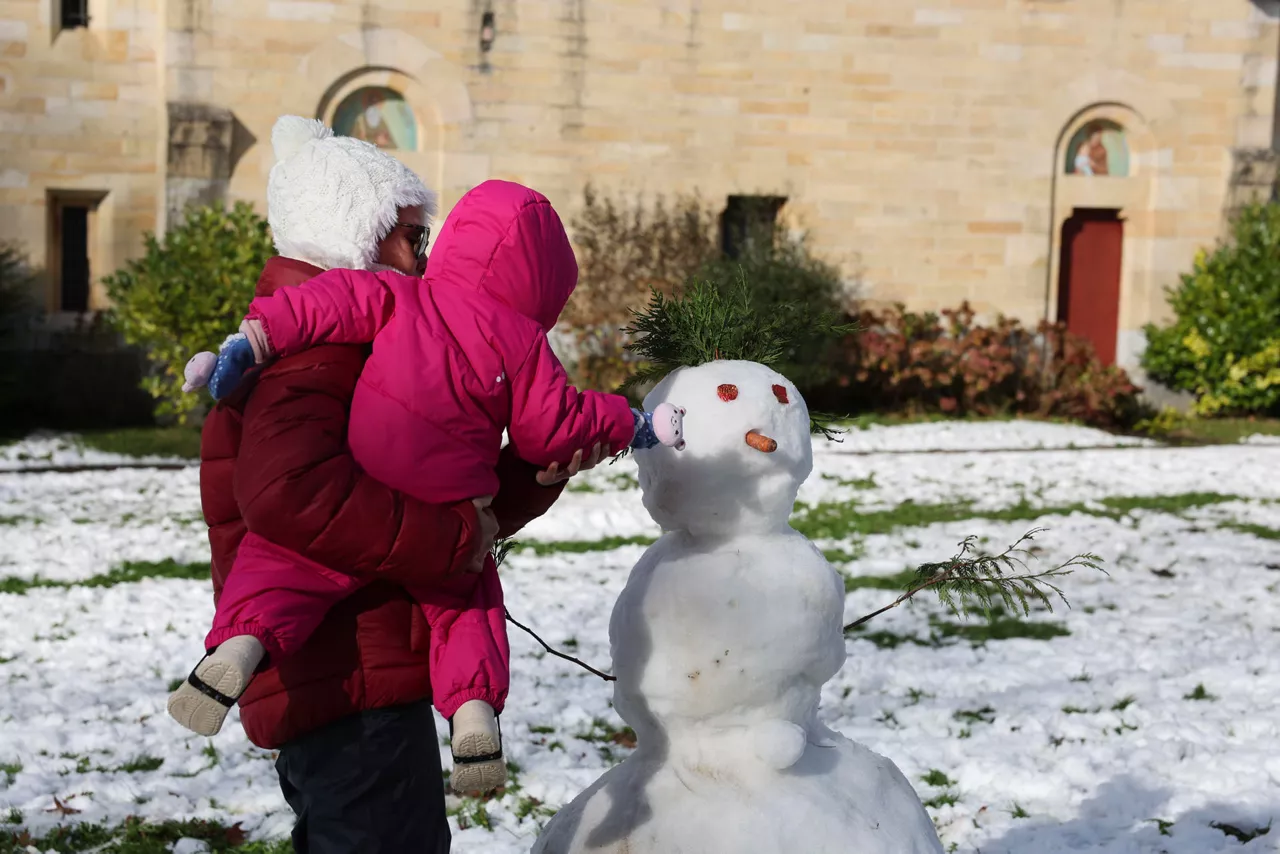 Familia eta lagun asko Urkiolara gerturatu dira, sasoiko lehen elurraz gozatzera 