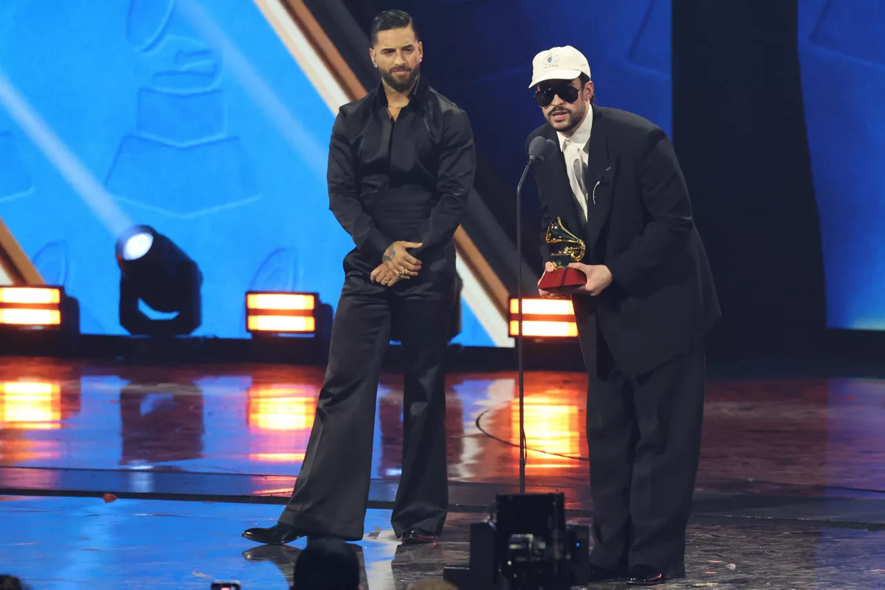 AME8722. LAS VEGAS (ESTADOS UNIDOS), 13/11/2025.- El cantante puertorriqueño Bad Bunny habla luego de recibir el Latin Grammy a Álbum del año este jueves, en Las Vegas (Estados Unidos). EFE/ Octavio Guzmán
