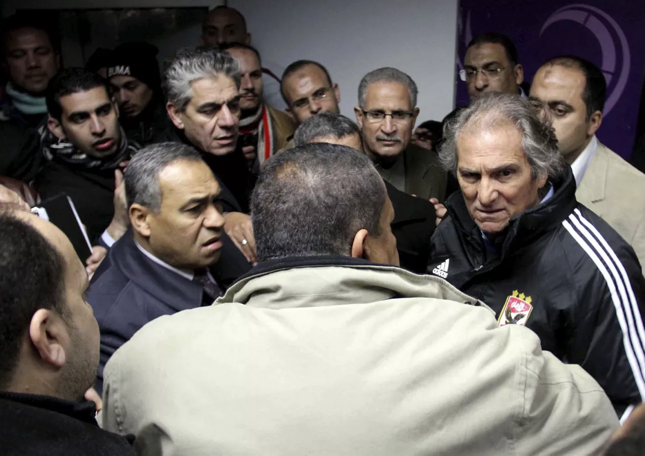 El entrenador del Al Ahli, el portugués Manuel Jose, busca refugio. Foto: EFE