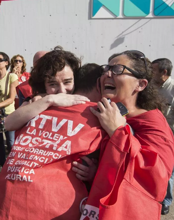 Telebista ixteko erabakia ezagutu eta berehala mugitzen hasi dira langileak. Irudia: EFE