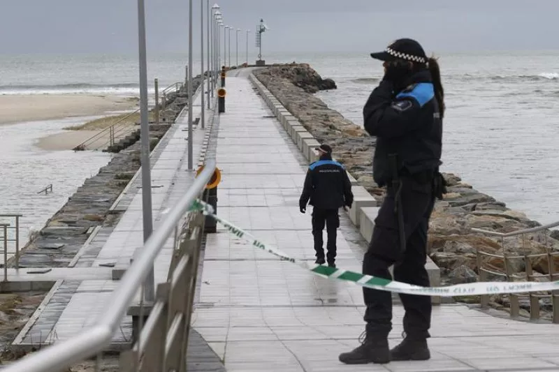 El temporal también ha azotado la costa lucense. Foto: EFE