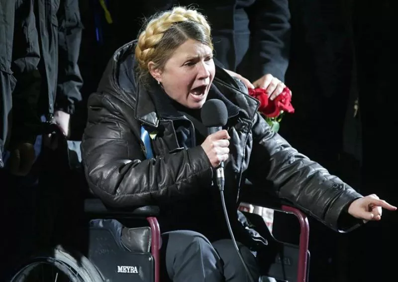 Timoschenko Kieveko manifestariei zuzendu zaie. Argazkia: EFE