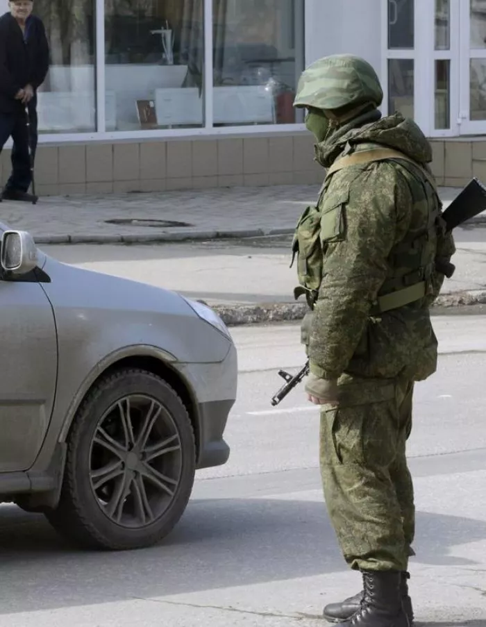 Errusiako soldadu bat Krimean (Ukraina). EFE