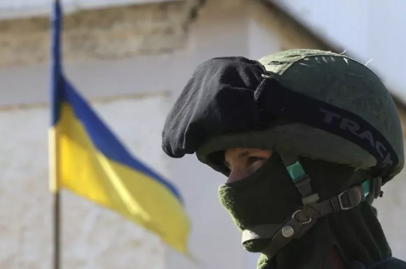 Soldadu errusiar bat, Ukrainako instalazio baten inguruetan. EFE