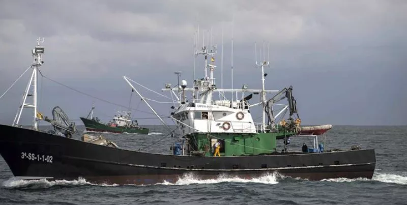 Rescate de un pesquero en Bermeo
