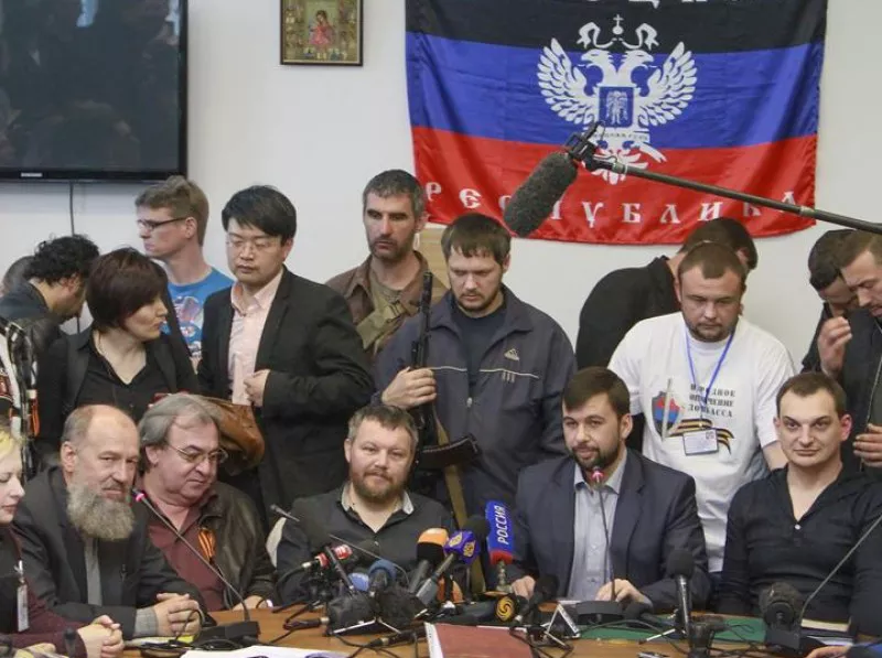 Errusiazale talde armatuak zibilen kontrako erasoak egiten ari direla salatu du NBEk. EFE