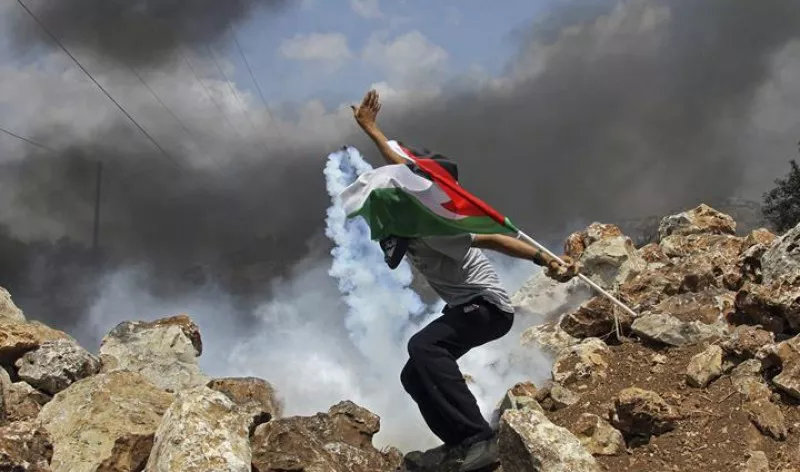 Gazte palestinar bat, aurreko ostiralean, Israelen okupazioaren kontrako protestan. Irudia: EFE