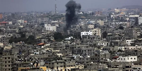 Israelen beste bonbardaketa bat Gazaren aurka. Argazkia: EFE