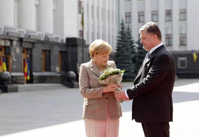 Petro Poroxenko Angela Merkel Alemaniako kantzillerrarekin elkartu zen atzo Kieven. Argazkia: EFE