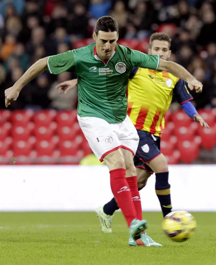 Aduriz y Alba. Foto: EFE
