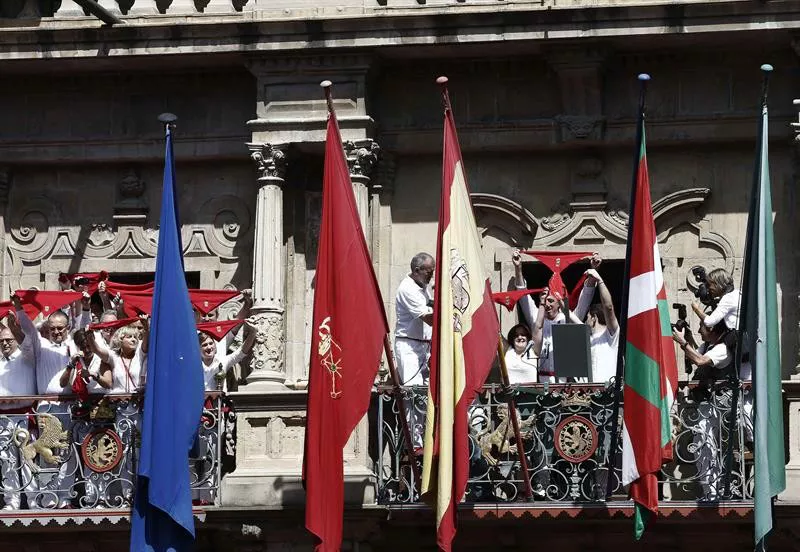 La ikurriña en el Ayuntamiento de Iruña durante el txupinazo del año pasado. EFE